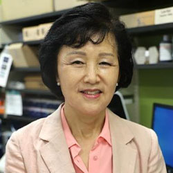 Dr. Eun-sook Yu Lee, Eminent Scholar and Distinguished Professor | FAMU CoPPS, IPH in her lab in Phase Two/East Wing of the FAMU CoPPS, IPH. Lab photo credit: Dr. James L. Moran, Jr.